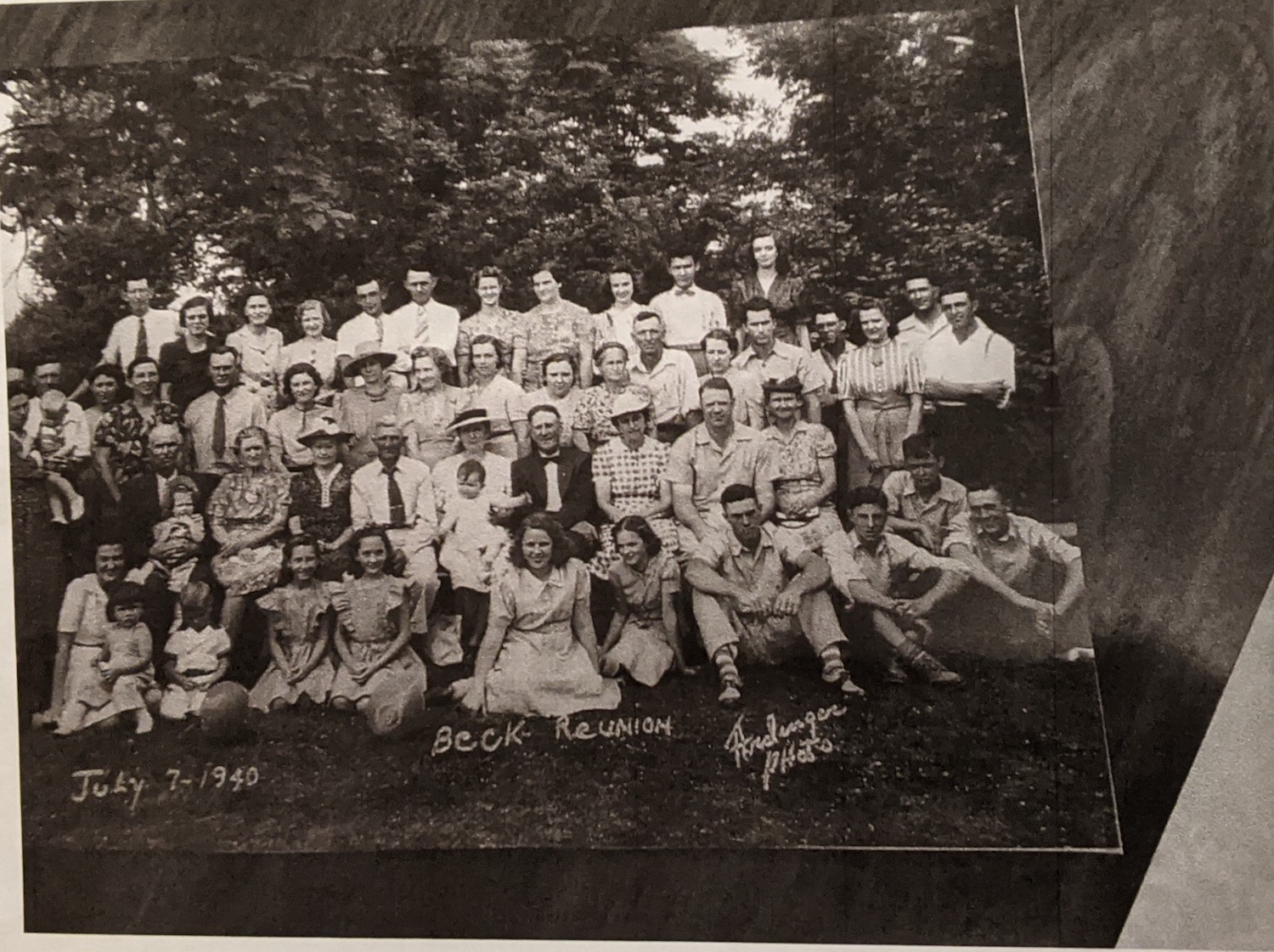 Ảnh chụp chung của đại gia đình nhà Beck trong dịp gặp gỡ vào khoảng năm 1940. (Ảnh do ông Victor Cole cung cấp)