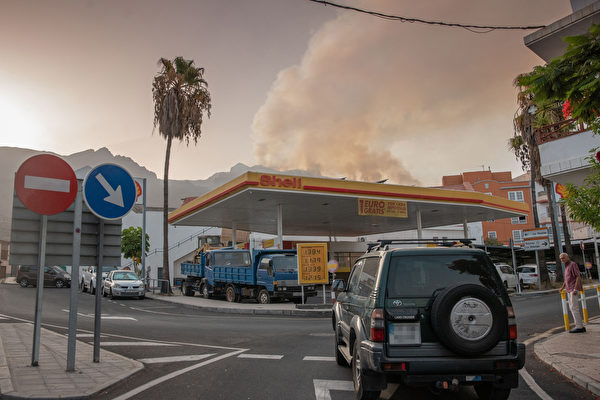 Loạt ảnh: Cháy rừng hoành hành nhiều nơi trên thế giới, đám cháy ở Tây Ban Nha thiêu rụi 1,800 ha