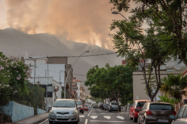 Hôm 16/08/2023, một đám cháy rừng bùng phát tại thị trấn Arafo ở Tenerife, Tây Ban Nha, khói dày đặc bốc lên từ xa. (Ảnh: Desiree Martin/AFP)