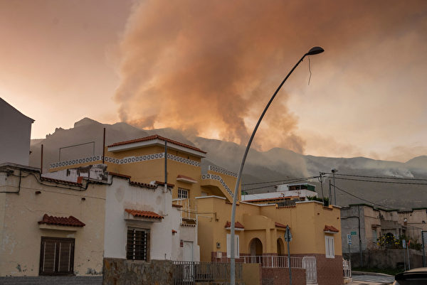 Hôm 16/08/2023, một đám cháy rừng bùng phát tại thị trấn Arafo ở Tenerife, Tây Ban Nha, khói dày đặc bốc lên từ xa. (Ảnh: Desiree Martin/AFP)