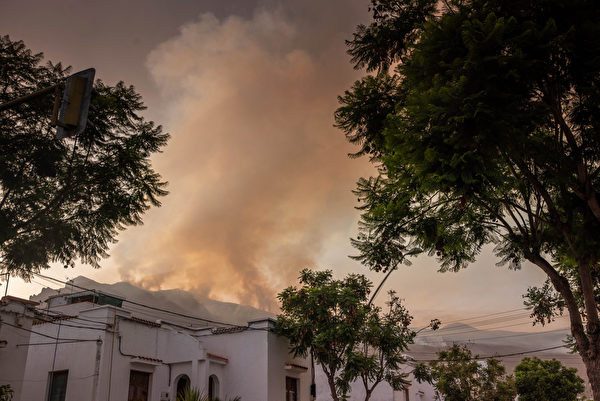 Hôm 16/08/2023, một đám cháy rừng bùng phát tại thị trấn Arafo ở Tenerife, Tây Ban Nha, khói dày đặc bốc lên từ xa. (Ảnh: Desiree Martin/AFP)