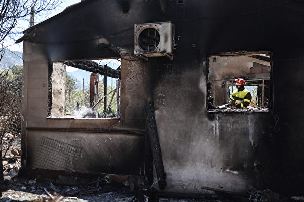 Lính cứu hỏa dập lửa bên trong một ngôi nhà sau khi cháy rừng hoành hành ở Saint-André, Pháp, hôm 15/08/2023. (Ảnh: Charly Triballeau/AFP)