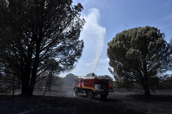 Xe cứu hỏa phun nước lên đống đổ nát của những ngôi nhà sau khi cháy rừng tàn phá Saint-André, Pháp, hôm 15/08/2023. (Ảnh: Raymond Roig/AFP)