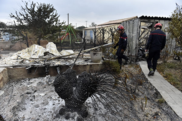 Hôm 15/08/2023, sau khi một trận cháy rừng hoành hành ở Saint-André, Pháp, lính cứu hỏa đang kiểm tra thiệt hại của ngôi nhà. (Ảnh: Raymond Roig/AFP)