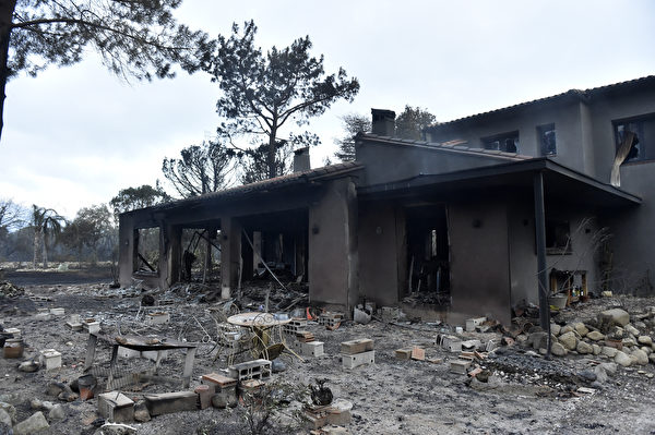 Một tòa nhà nằm trong đống đổ nát sau trận cháy rừng tàn phá Saint-André, Pháp, hôm 15/08/2023. (Ảnh: Raymond Roig/AFP)