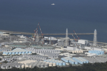 Hình ảnh chụp từ trên không cho thấy các bể chứa được sử dụng để chứa nước đã qua xử lý tại nhà máy điện hạt nhân Fukushima Daiichi hôm 24/08/2023. (Ảnh: Str/Jiji Press/AFP qua Getty Images)