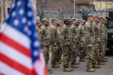 Các binh sĩ Hoa Kỳ tham dự buổi lễ khai mạc về việc chuyển đổi Nhóm Trợ giúp Khu vực Ba Lan thành Đơn vị Đồn trú thường trực của Quân đội Hoa Kỳ ở Ba Lan, tại Trại Kosciuszko ở Poznan, Ba Lan, vào ngày 21/03/2023. (Ảnh: Wojtek Radwanski/AFP qua Getty Images)