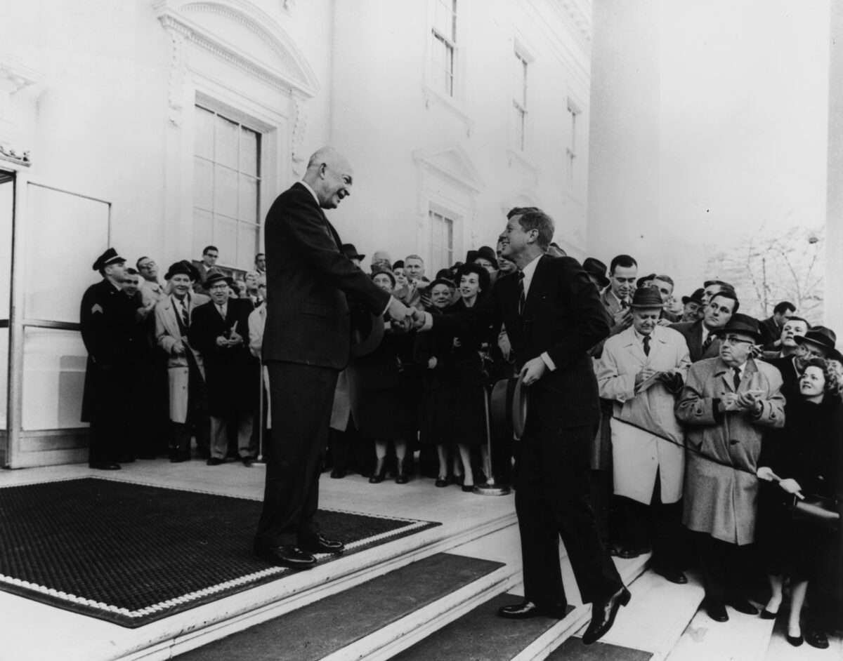Tổng thống Dwight Eisenhower (bên trái) chào đón Tổng thống đắc cử John F Kennedy vào cuối năm 1960. (Ảnh: MPI/Getty Images)