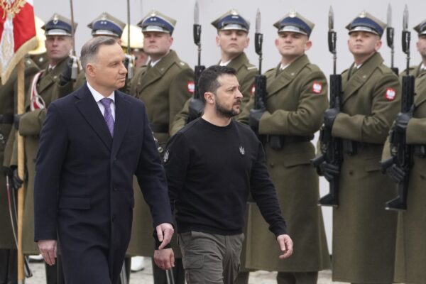 Tổng thống Ba Lan Andrzej Duda (Trái) chào đón Tổng thống Ukraine Volodymyr Zelensky khi họ gặp nhau tại Dinh Tổng thống ở Warsaw, Ba Lan, hôm 05/04/2023. (Ảnh: Czarek Sokolowski/AP Photo)