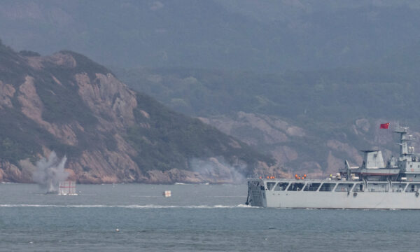 Một chiến hạm Trung Quốc bắn vào mục tiêu trong một cuộc tập trận quân sự gần Phúc Châu, tỉnh Phúc Kiến, gần Quần đảo Mã Tổ do Đài Loan kiểm soát, ở gần bờ biển Trung Quốc, Trung Quốc, hôm 08/04/2023. (Ảnh: Thomas Peter/Reuters)