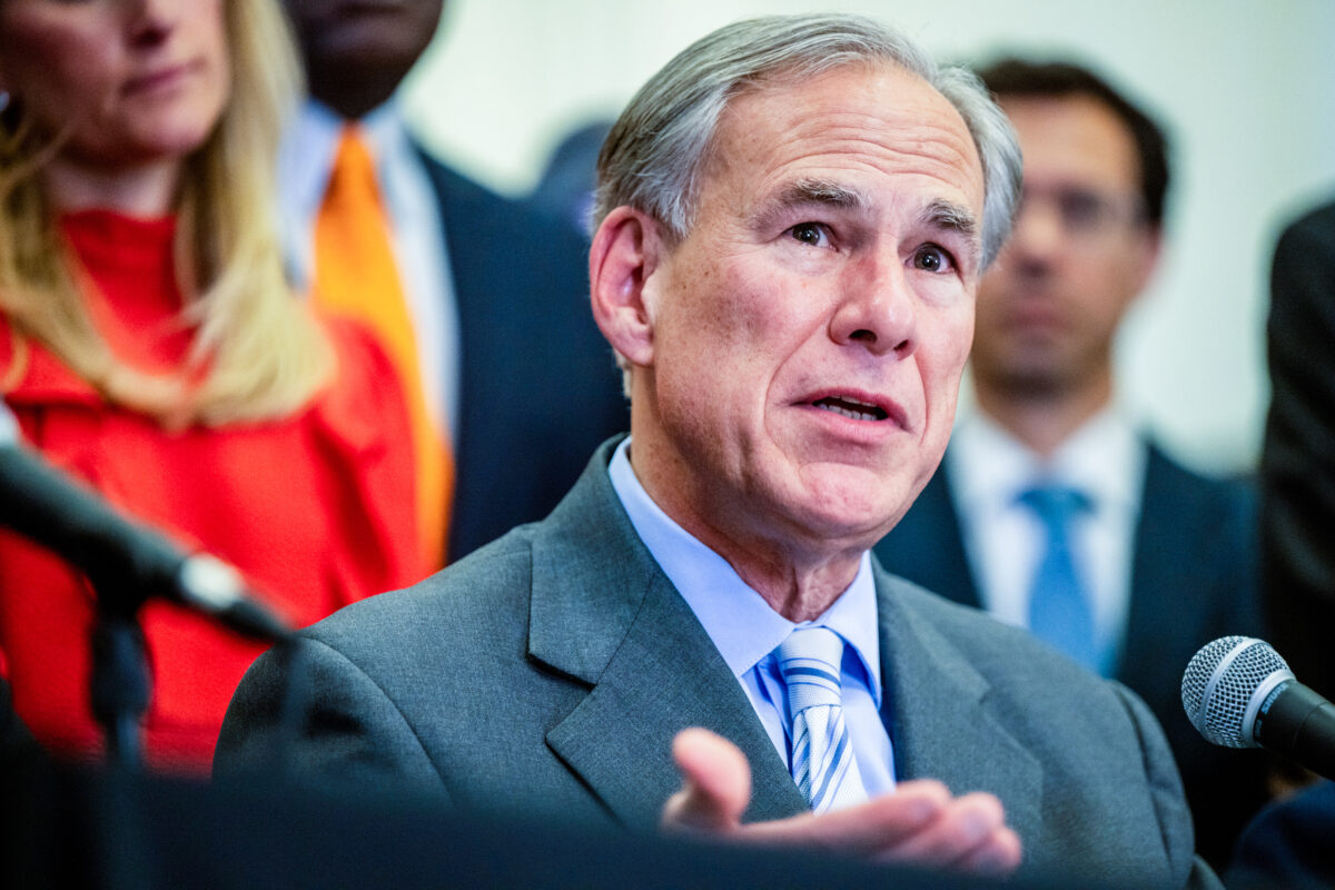 Thống đốc Texas Greg Abbott nói trong một cuộc họp báo ở Austin, Texas, hôm 15/03/2023. (Ảnh: Brandon Bell/Getty Images)