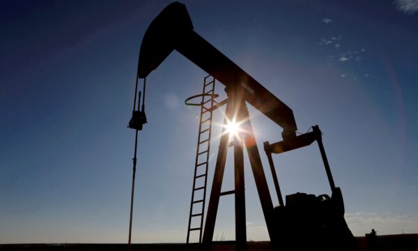 Mặt trời đằng sau một máy bơm dầu thô ở Lưu vực Permian ở Quận Loving, Texas, vào ngày 22/11/2019. (Ảnh: Angus Mordant/Reuters)