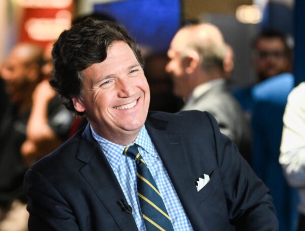 Ông Tucker Carlson trong lễ trao giải FOX Nation Patriot Awards 2022 tại Hard Rock Live, thuộc khu tổ hợp Seminole Hard Rock Hotel và Casino Hollywood, ở Florida, vào ngày 17/11/2022. (Ảnh: Jason Koerner/Getty Images)