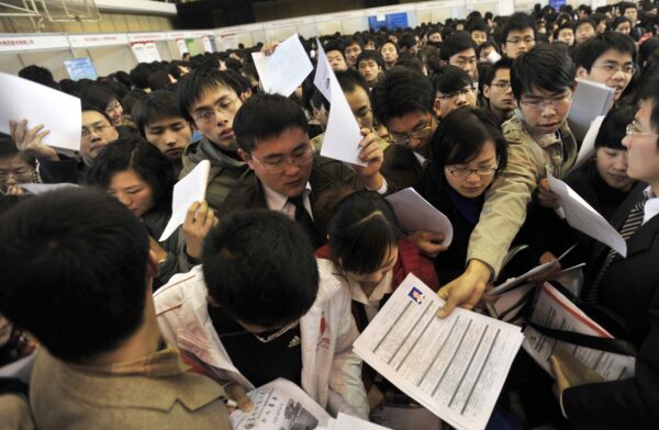 Áp lực việc làm đối với sinh viên đại học Trung Quốc là chưa từng có vào năm 2023. Bức ảnh cho thấy sinh viên ở thành phố Vũ Hán của Trung Quốc đang tìm kiếm việc làm vào năm 2009. (Ảnh: STR/AFP/Getty Images)