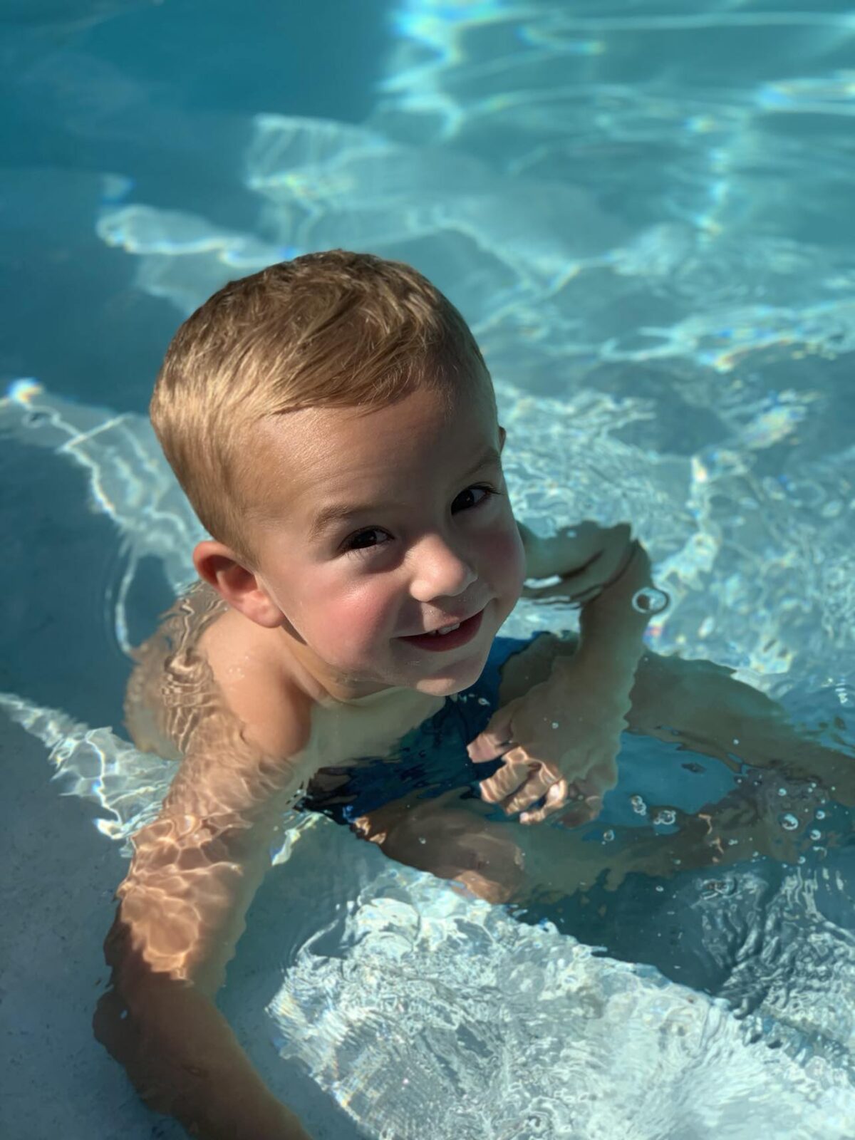 Bé Max, hiện 6 tuổi, đã sống sót sau một tai nạn đuối nước suýt mất mạng vào năm 2019. Cậu bé nói rằng Chúa Jesus đã ôm cậu trong hồ bơi vào ngày hôm đó. (Ảnh: Đăng dưới sự cho phép của cô Courtney McKee)