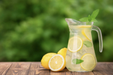 Nước chanh chứa các chất dinh dưỡng như vitamin C và acid citric. (Ảnh: Alter-ego/Shutterstock)