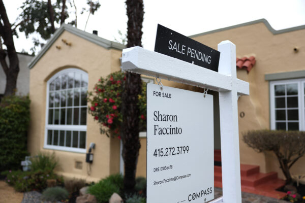 Một tấm biển rao bán được dán trước một ngôi nhà ở San Anselmo, California, hôm 22/03/2023. (Ảnh: Justin Sullivan/Getty Images)