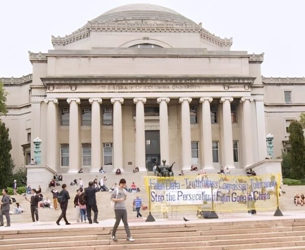 Một biểu ngữ Pháp Luân Công được nhìn thấy trước Thư viện Tưởng niệm Low tại Đại học Columbia vào năm 2018. (Ảnh: Đăng dưới sự cho phép của Trung tâm Thông tin Pháp Luân Đại Pháp)