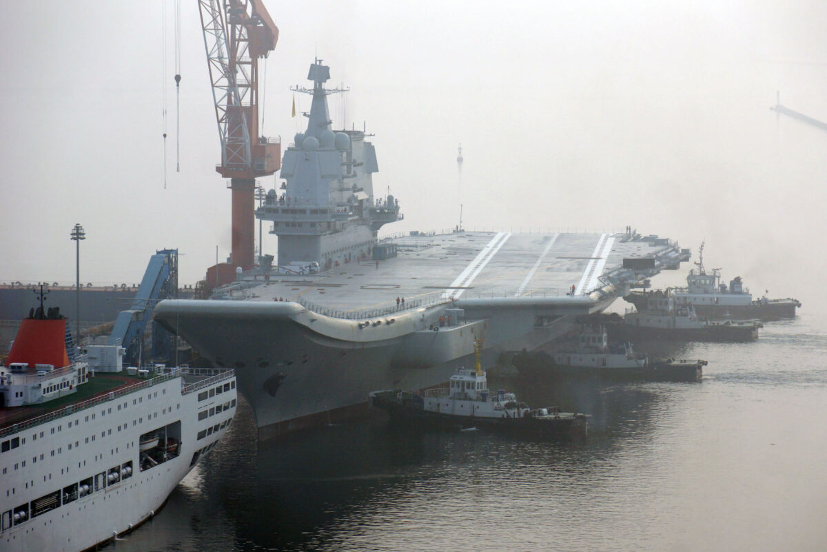 Hàng không mẫu hạm tự sản xuất đầu tiên của Trung Quốc khởi hành từ cảng của Nhà máy đóng tàu Đại Liên DSIC (Dalian Shipbuilding Industry Co.) để thử nghiệm trên biển Đại Liên, tỉnh Liêu Ninh của Trung Quốc, vào ngày 13/05/2018. (Ảnh: Getty Images)