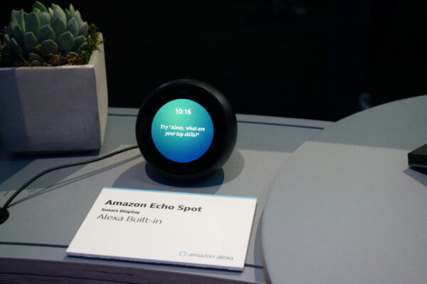 Thiết bị Echo Spot của Amazon được trang bị nhu liệu trợ lý kỹ thuật số Alexa tại Triển lãm Điện tử Tiêu dùng ở Las Vegas vào ngày 11/01/2019. (Ảnh: Robert Lever/AFP qua Getty Images)