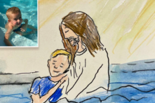 Cậu bé Max McKee, sáu tuổi, đã vẽ bức tranh thể hiện chính mình trong vòng tay của Chúa trong hồ bơi, với sự kết hợp cùng nghệ sĩ Anna Dieter Rachal tại một trại nghệ thuật vào năm 2021. (Ảnh: Đăng dưới sự cho phép của cô Courtney McKee)