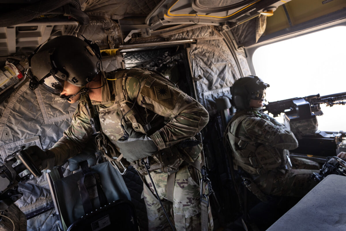 Các xạ thủ trên chiếc trực thăng CH-47 Chinook của Lục quân Hoa Kỳ xem xét kỹ lưỡng sa mạc trong khi vận chuyển binh lính qua vùng đông bắc Syria vào ngày 26/05/2021. Lực lượng Hoa Kỳ, một phần của Lực lượng Đặc nhiệm WARCLUB, hoạt động từ các tiền đồn chiến đấu từ xa ở đông bắc Syria, phối hợp với Lực lượng Dân chủ Syria (SDF) để chống lại những kẻ cực đoan ISIS còn sót lại và ngăn chặn lực lượng dân quân thân Iran. (Ảnh: John Moore/Getty Images)