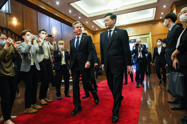 Ngoại trưởng Hoa Kỳ Antony Blinken (trái) đi dạo với Ngoại trưởng Trung Quốc đương thời Tần Cương (phải) trước cuộc họp tại Nhà khách Điếu Ngư Đài ở Bắc Kinh hôm 18/06/2023. (Ảnh: Leah Millis/Pool/AFP qua Getty Images)