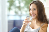 Uống nước đúng cách rất tốt cho sức khỏe nhưng uống quá nhiều có thể gây ngộ độc nước.