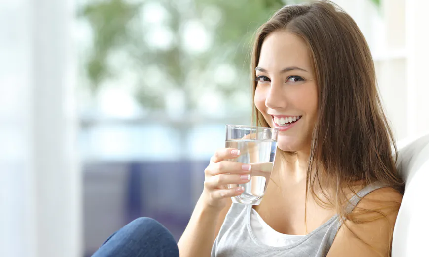 Bốn cách uống nước và một bài thuốc ngừa sỏi thận, giảm táo bón