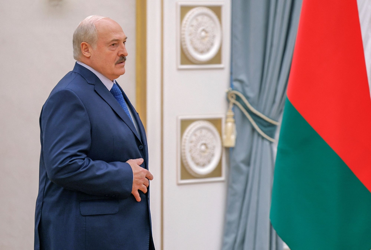 Tổng thống Belarus Alexander Lukashenko đi đến trước một cuộc họp báo ở Minsk, Belarus, hôm 06/07/2023. (Ảnh: Maxim Shemetov / Reuters)