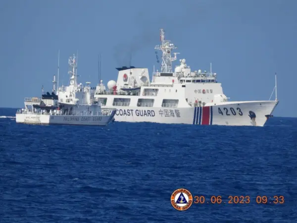 Một tàu Hải cảnh Trung Quốc bị cáo buộc cản trở tàu của Lực lượng Tuần duyên Philippines Malabrigo khi tàu này đang đi trợ giúp trong một hoạt động của Hải quân Philippines gần Bãi Cỏ Mây ở vùng Biển Đông đang tranh chấp, hôm 30/06/2023, trong bức ảnh tư liệu được công bố hôm 05/07/2023. (Ảnh: Lực lượng Tuần duyên Philippine/Tài liệu phát qua Reuters)