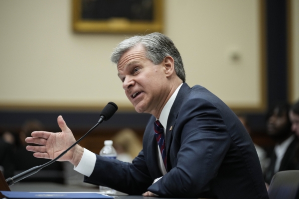 Giám đốc FBI Christopher Wray làm chứng trong Ủy ban Tư pháp Hạ viện về việc quản lý Cục Điều tra Liên bang tại Điện Capitol ở Hoa Thịnh Đốn hôm 12/07/2023. (Ảnh: Drew Angerer/Getty Images)