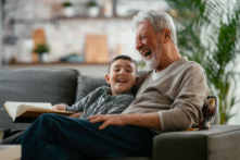 Nghiên cứu xác nhận việc tích cực chăm sóc con cháu có thể đóng vai trò như thuốc chống trầm cảm cho người cao tuổi. (Ảnh: Shutterstock)