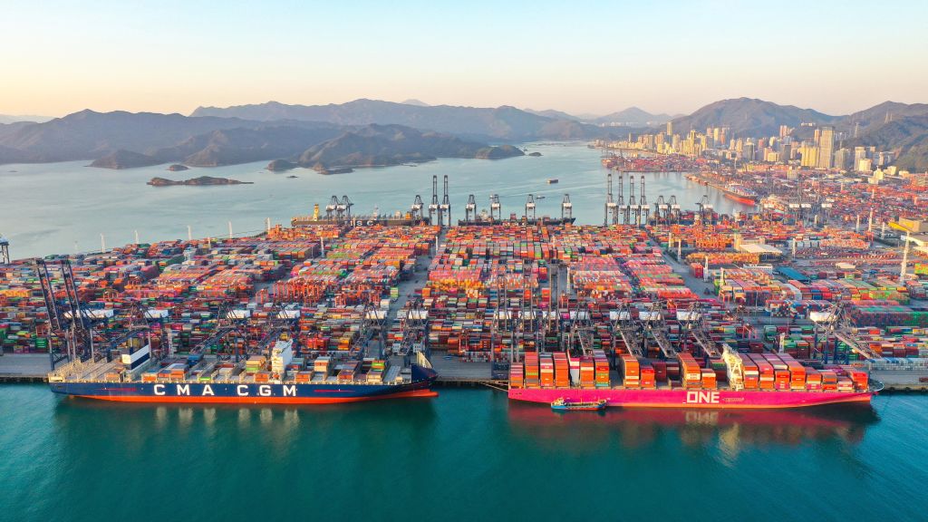 Các tàu chở hàng chở container neo đậu tại cảng Diêm Điền ở Thâm Quyến, phía nam tỉnh Quảng Đông của Trung Quốc, hôm 25/12/2022. (Ảnh: STR/AFP qua Getty Images)