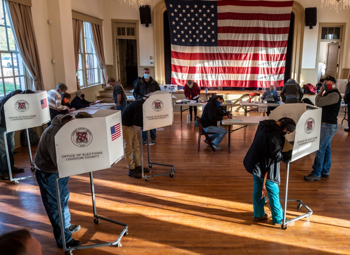Cử tri bỏ phiếu tại một điểm bỏ phiếu vào ngày bầu cử ở Hillsboro, tiểu bang Virginia, vào ngày 03/11/2020. (Ảnh: Andrew Caballero-Reynolds/AFP qua Getty Images)