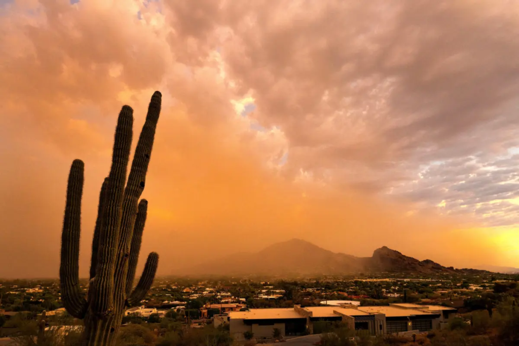 Cơn bão bụi đầu tiên của mùa gió mùa quét qua Camelback Mountain ở ngoại ô Paradise Valley của Phoenix, hôm 17/07/2023. (Ảnh: Rob Schumacher/USA Today Network qua Reuters)