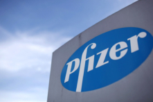 Logo của công ty Dược phẩm Pfizer được trưng bày tại Discovery Park, ở Sandwich, Anh, vào ngày 17/08/2011. (Ảnh: Dan Kitwood/WPA Pool/Getty Images)