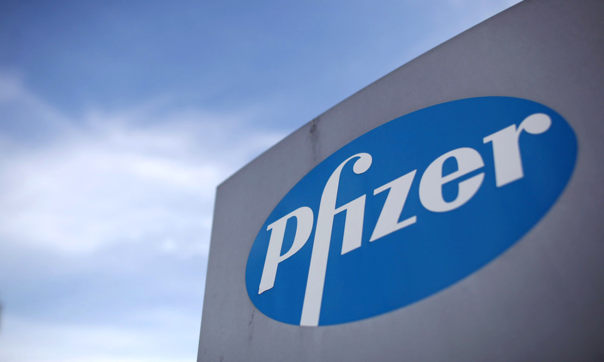 Logo của công ty Dược phẩm Pfizer được trưng bày tại Discovery Park, ở Sandwich, Anh, vào ngày 17/08/2011. (Ảnh: Dan Kitwood/WPA Pool/Getty Images)