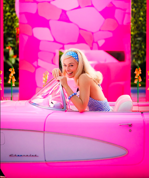 Barbie (do diễn viên Margot Robbie thủ vai) trong chiếc xe Corvette màu hồng của cô trong phim “Barbie” của hãng Warner Bros. (Ảnh: Công ty Giải trí Warner Bros)