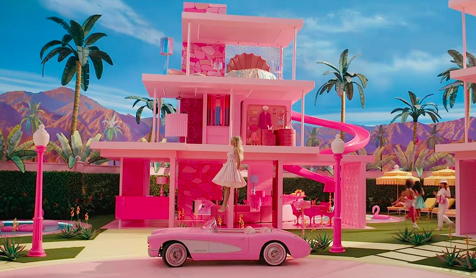 Barbie (do Margot Robbie thủ vai) sà xuống xe hơi của cô, trong phim “Barbie” của hãng Warner Bros. (Ảnh: Công ty Giải trí Warner Bros.)