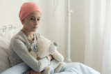 Tình trạng thiếu thuốc điều trị ung thư ở trẻ em. (Ảnh: Ground Picture/Shutterstock)
