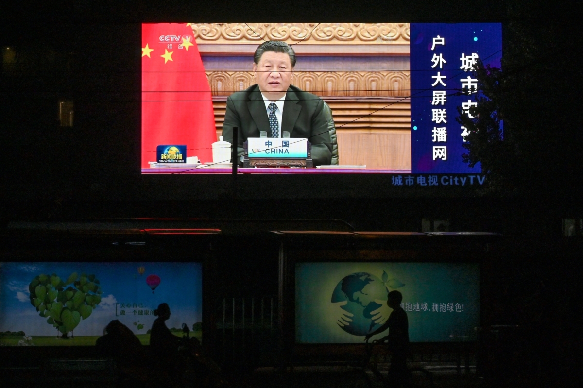 Một màn hình lớn chiếu chương trình tin tức quay cảnh Chủ tịch Trung Quốc Tập Cận Bình đọc diễn văn qua video tại lễ khai mạc Hội nghị thượng đỉnh BRICS trực tuyến do Ấn Độ đăng cai tổ chức, trên đường phố ở Bắc Kinh vào ngày 10/09/2021. (Ảnh: Greg Baker/AFP qua Getty Images)