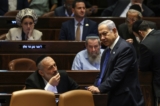 Thủ tướng Israel Benjamin Netanyahu (bên phải) nói chuyện với ông Aryeh Deri (bên trái), chủ tịch đảng Chính thống giáo Shas, trong một phiên họp quốc hội ở Jerusalem hôm 24/07/2023. (Ảnh: Ronaldo Schemidt/AFP qua Getty Images)