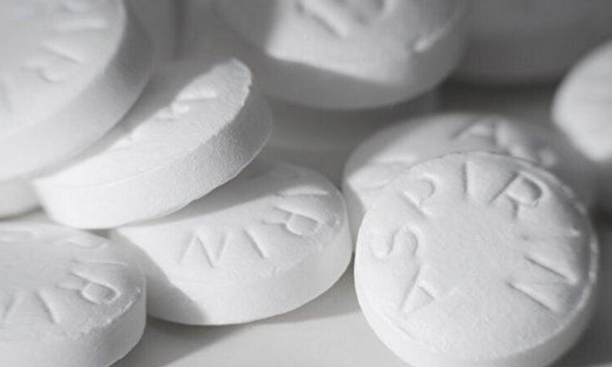 Nghiên cứu mới nhất cho thấy, việc dùng aspirin liều thấp hàng ngày trong thời gian dài sẽ làm tăng 20% nguy cơ thiếu máu ở người cao tuổi. (Ảnh: Shane Maritch/Shutterstock)