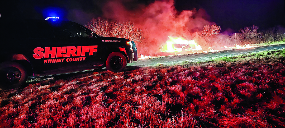 Cơ quan chấp pháp ứng phó trước một vụ tai nạn và hỏa hoạn của một chiếc xe bị tình nghi là buôn lậu người gần Brackettville, Texas. (Ảnh: Được đăng dưới sự cho phép của Văn phòng Cảnh sát trưởng Quận Kinney)