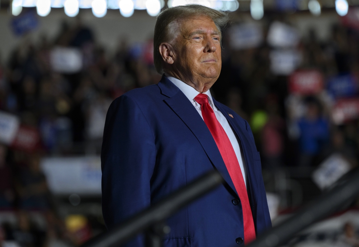 Cựu Tổng thống Donald Trump bước vào Nhà thi đấu Bảo hiểm Erie để tham gia một cuộc mít tinh chính trị trong khi vận động cho đề cử của Đảng Cộng Hòa trong cuộc bầu cử năm 2024, ở Erie, Pennsylvania, hôm 29/07/2023. (Ảnh: Jeff Swensen/Getty Images)
