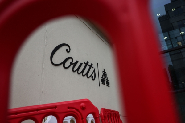 Trụ sở của ngân hàng tư nhân Coutts ở London hôm 28/07/2023. (Ảnh: Henry Nicholls/AFP qua Getty Images)