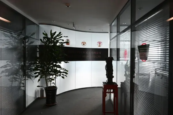 Văn phòng bị đóng cửa của Tập đoàn Mintz trong một tòa nhà văn phòng ở Bắc Kinh hôm 24/03/2023. (Ảnh: Greg Baker/AFP qua Getty Images)