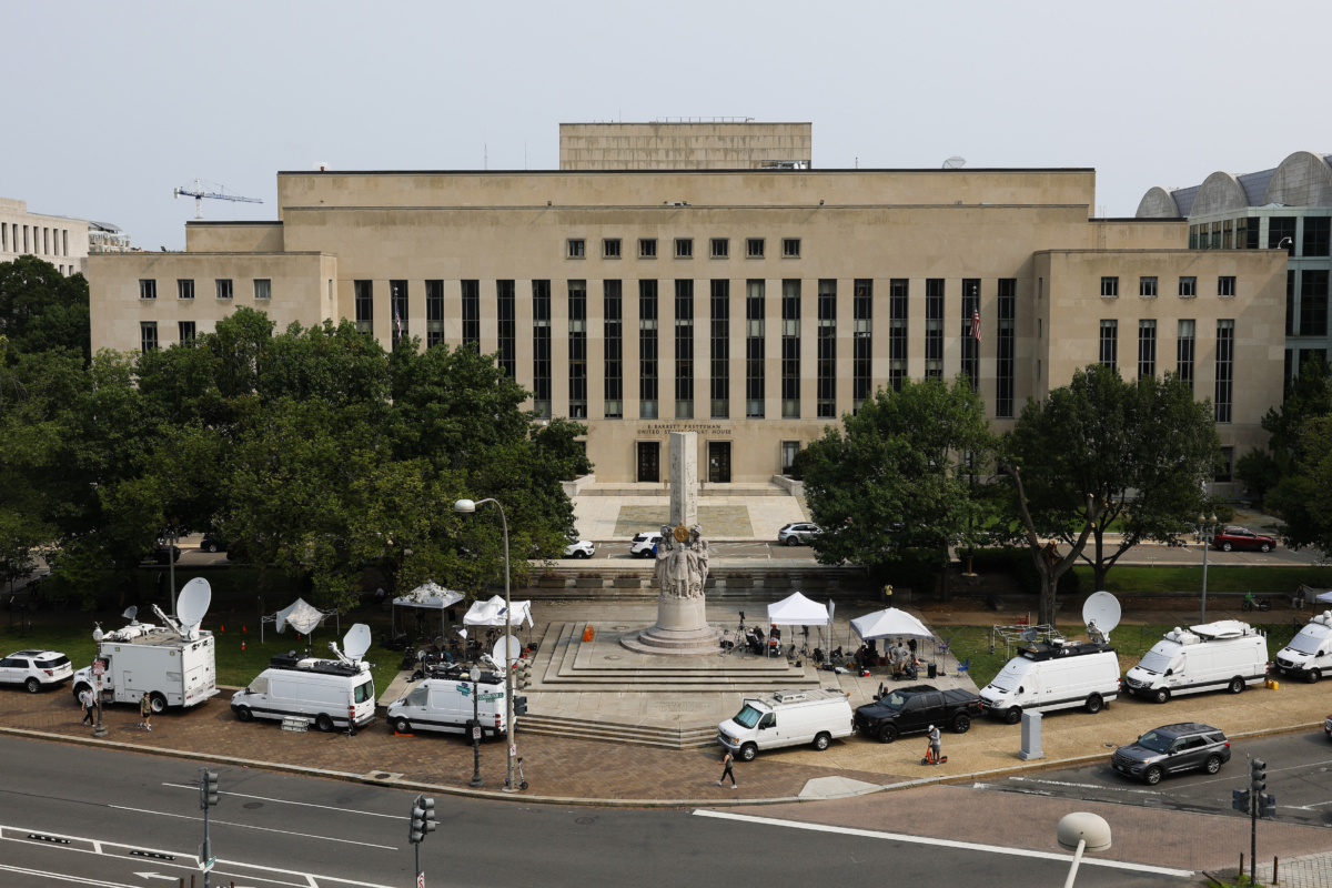 Lều của các hãng truyền thông và xe tải vệ tinh truyền hình đậu bên ngoài Tòa án Địa hạt Liên bang E. Barrett Prettyman hôm 01/08/2023, ở Thủ đô Hoa Thịnh Đốn. (Ảnh: Anna Moneymaker/Getty Images)
