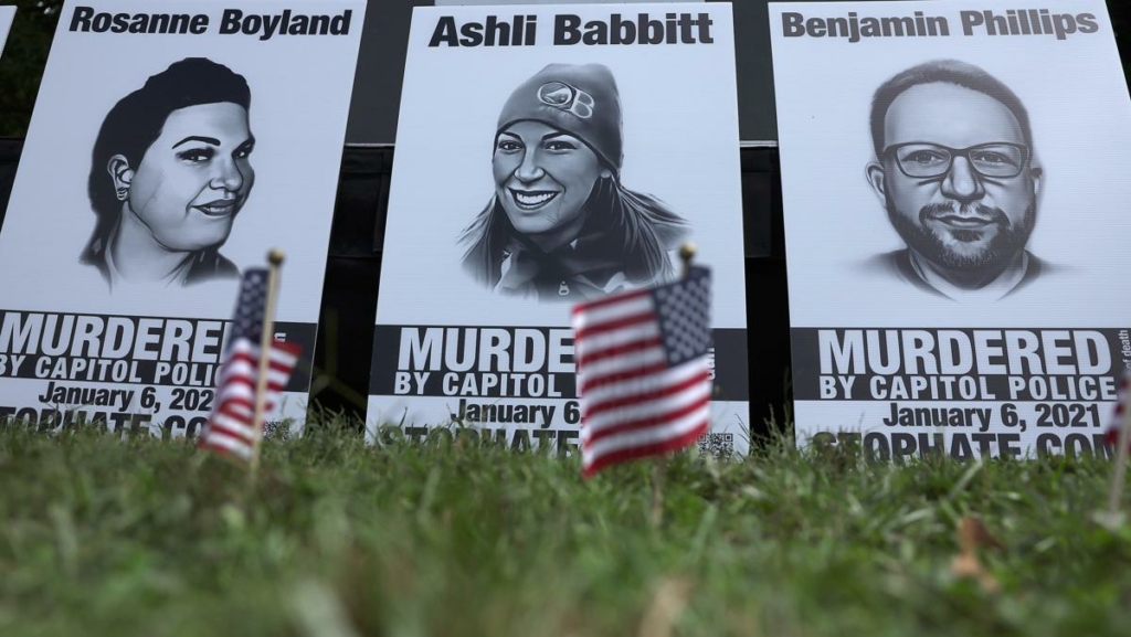 Những bức ảnh về cô Rosanne Boyland, cô Ashli Babbitt, và ông Benjamin Philips, ba trong số bốn người ủng hộ Donald Trump qua đời vào ngày 06/01/2021, được nhìn thấy trong “Cuộc biểu tình Hiệp đồng vì Sự thật ngày 06/01” gần Điện Capitol Hoa Kỳ vào ngày 24/09/2022. (Ảnh: Alex Wong/Getty Images)